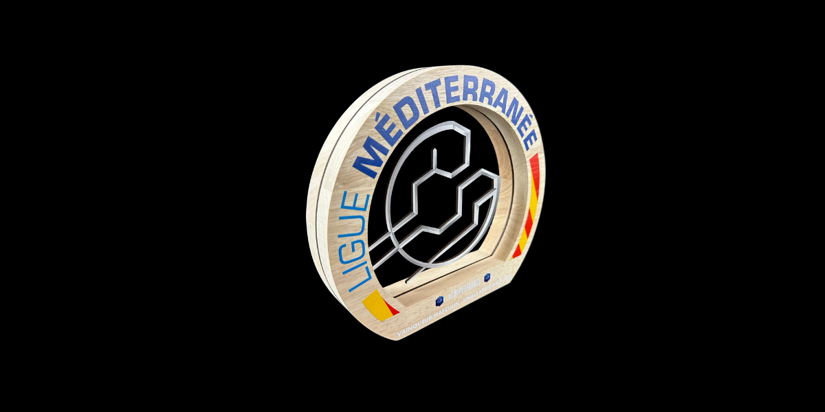 Trophée en bois usiné CNC avec insert métallique pour la Ligue Méditerranée eCoupe de France 2026, design moderne ajouré.