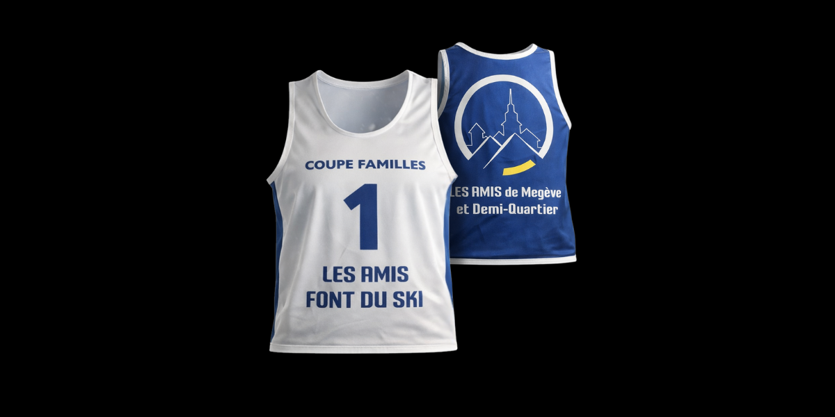 Dossard de ski sans manches blanc et bleu avec numéro 1, personnalisé pour la Coupe Familles 2026 à Megève et Demi-Quartier, vue avant et arrière.