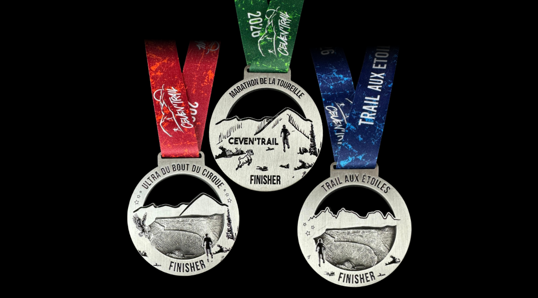 Trois médailles finisher en métal du Ceven’Trail avec rubans rouge, vert et bleu représentant les parcours Ultra du Bout du Cirque, Marathon de la Tourelle et Trail aux Étoiles.