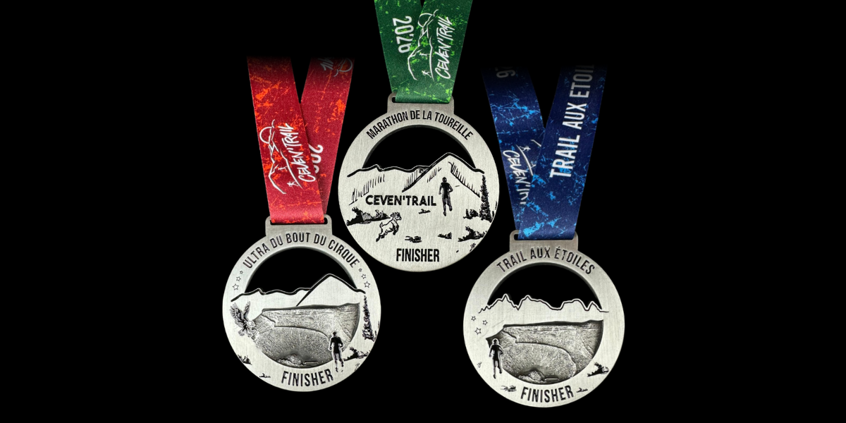 Trois médailles finisher en métal du Ceven’Trail avec rubans rouge, vert et bleu représentant les parcours Ultra du Bout du Cirque, Marathon de la Tourelle et Trail aux Étoiles.