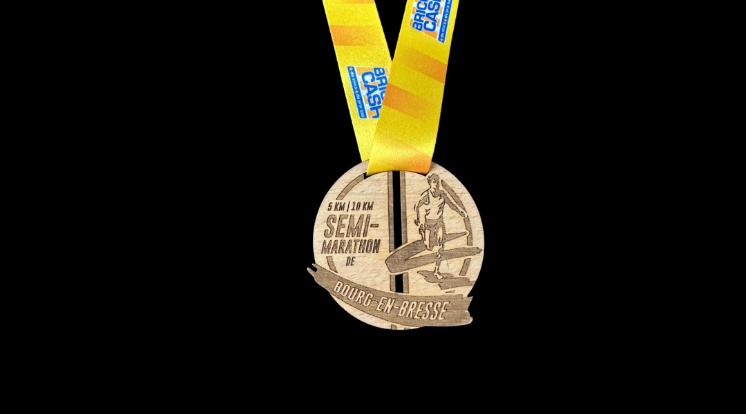 Médaille finisher en bois gravé du Semi-marathon de Bourg-en-Bresse avec ruban jaune personnalisé, épreuve 5 km et 10 km, sur fond noir.