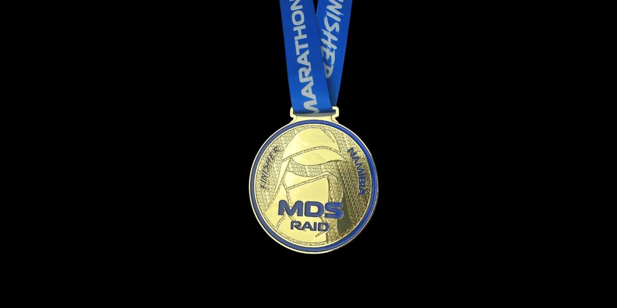 médaille finisher mds raid namibie 2026 métal désert coureurs bleu