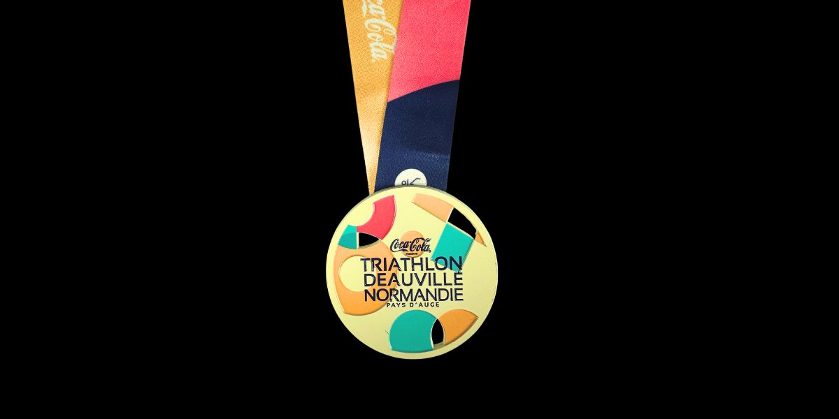 Médailles en métal Triathlon Deauville Normandie 2026 pour les formats 10KM M et L