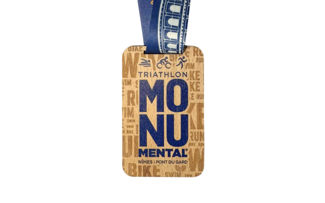 Médaille en bois massif avec impression bleu pour le triathlon Monumental 2026
