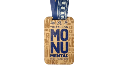 Médaille en bois imprimée du Triathlon Monumental 2026